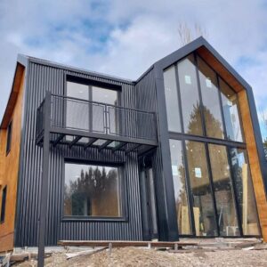 Casa con estructura metálica y balcón de hierro