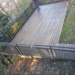 Deck con barandas de hierro y metal desplegado