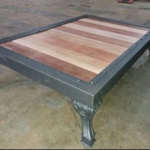 Mesa ratona de hierro y madera