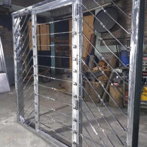 Reja de seguridad con puerta